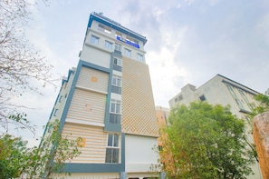 Un edificio de varios pisos con un letrero llamativo que indica un hotel.