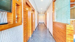 Un corridoio con rivestimenti in legno e pavimento piastrellato.