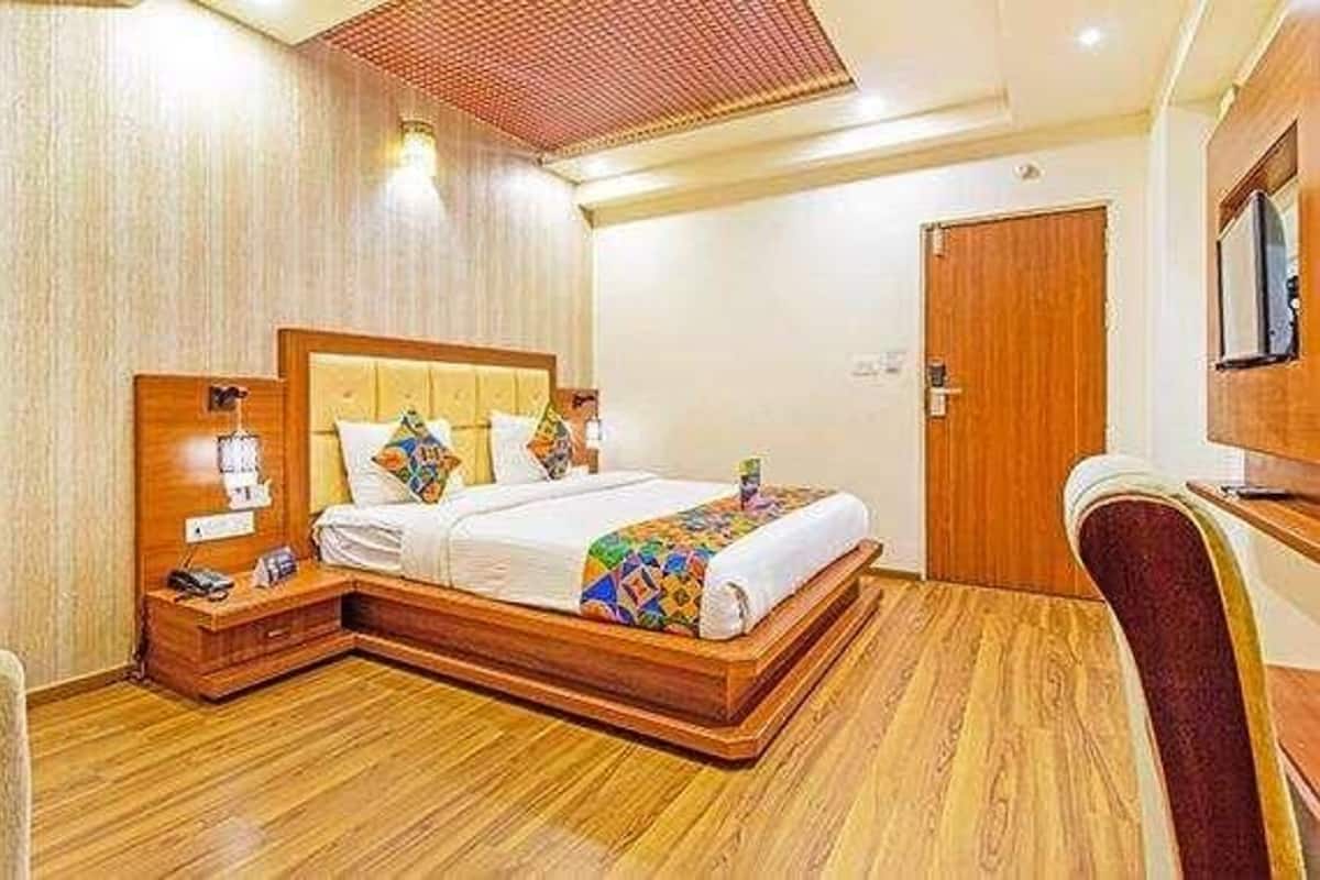 Egyptian cotton sheets, premium bedding, desk, free WiFi