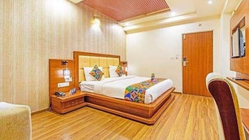Egyptian cotton sheets, premium bedding, desk, free WiFi