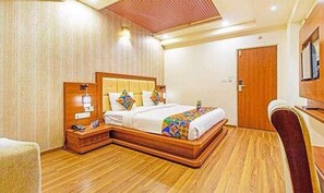 Egyptian cotton sheets, premium bedding, desk, free WiFi