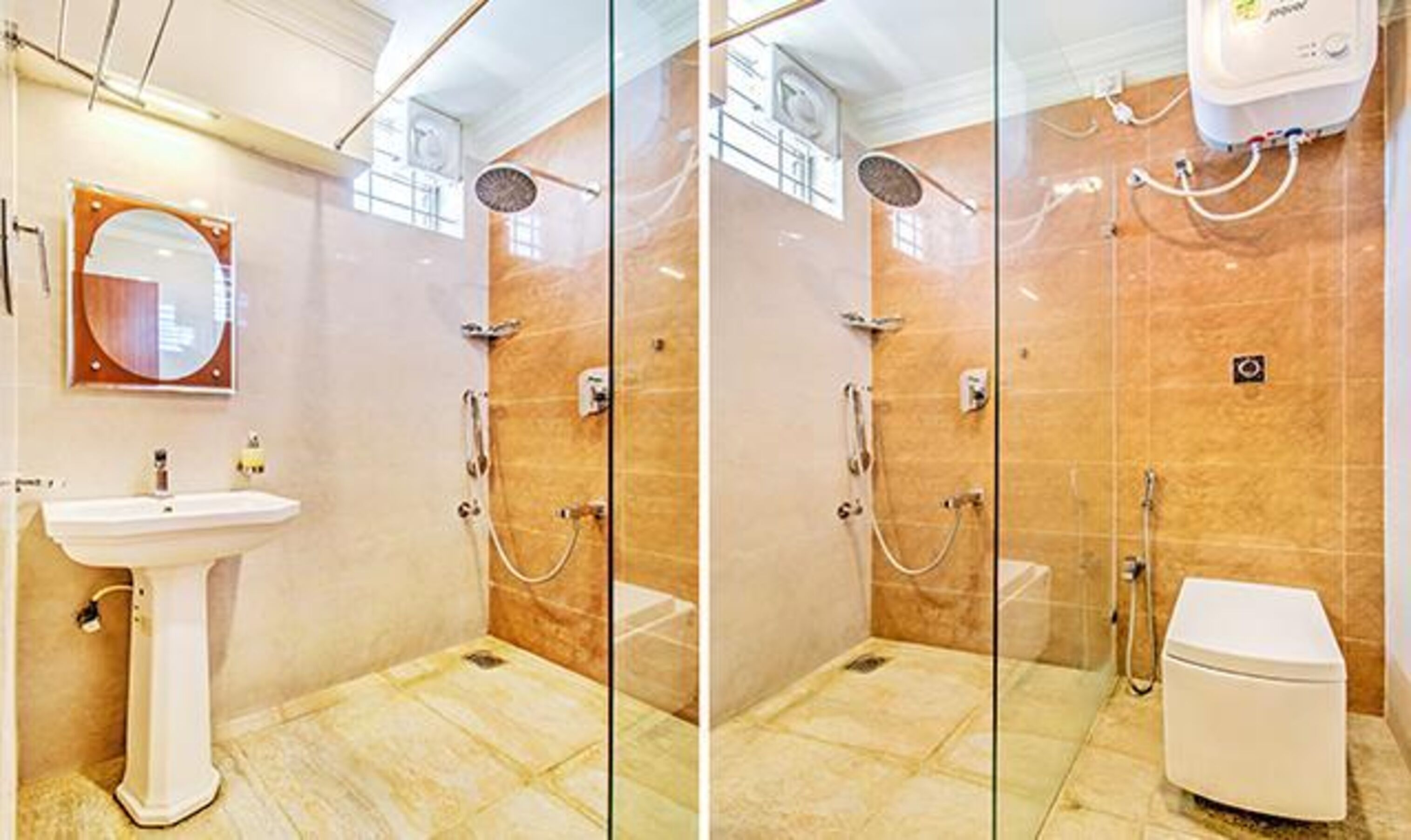 Un bagno con lavabo su piedistallo, cabina doccia in vetro e water.