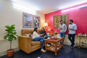 Lobby sitting area - FabHotel Golden Imperial (Kolkata)