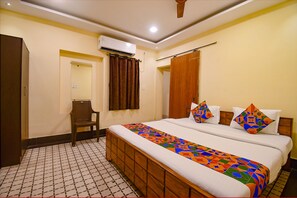 Egyptian cotton sheets, premium bedding, desk, free WiFi - FabHotel Golden Imperial (Kolkata)
