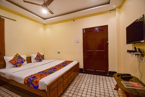 Egyptian cotton sheets, premium bedding, desk, free WiFi