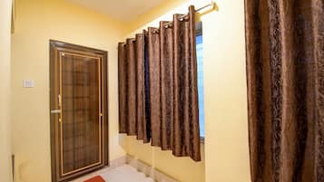 Egyptian cotton sheets, premium bedding, desk, free WiFi