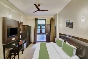 Egyptian cotton sheets, premium bedding, desk, free WiFi - FabExpress Lloyd House (New Delhi)