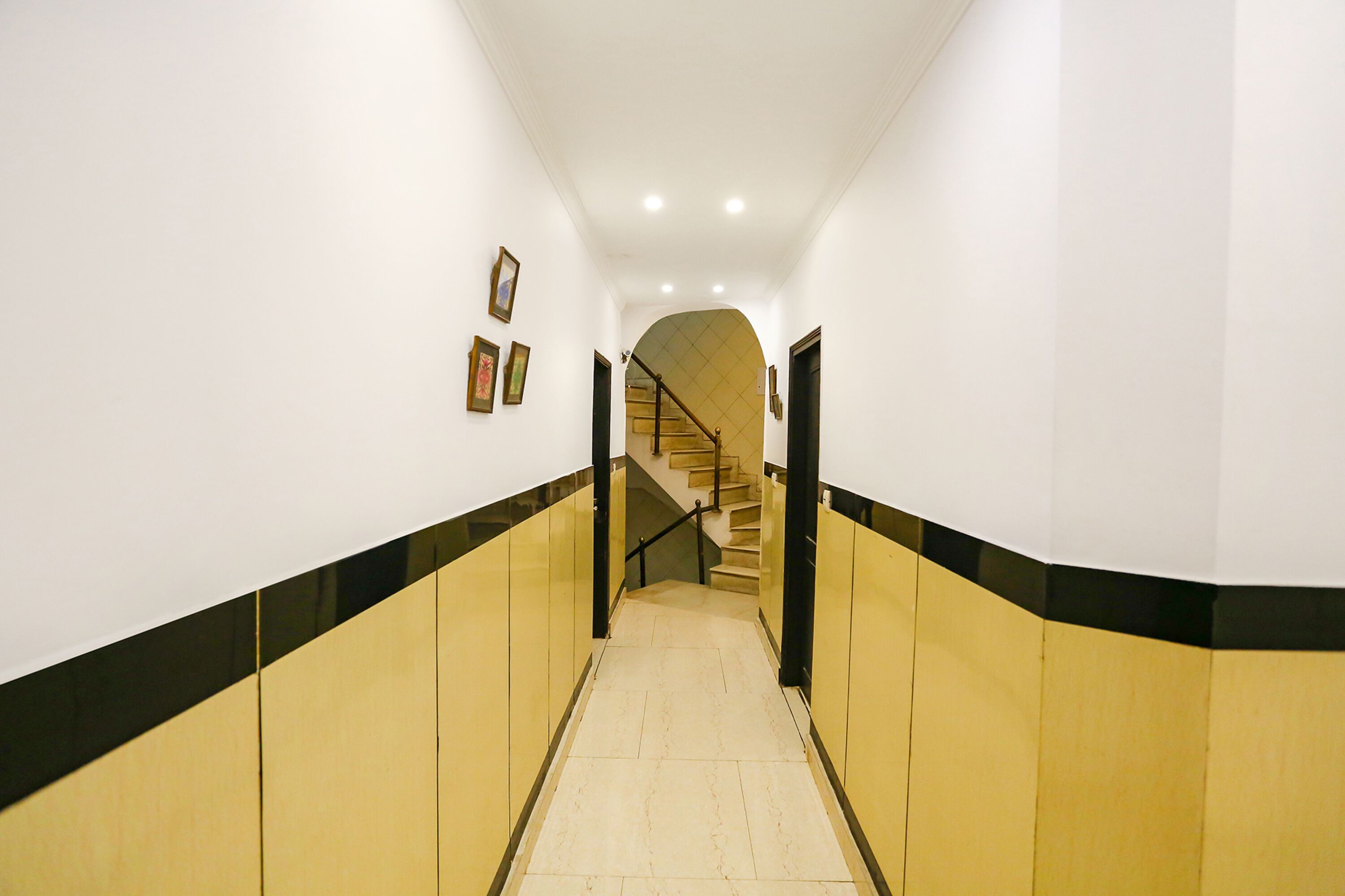 Un couloir avec un escalier menant à un palier.
