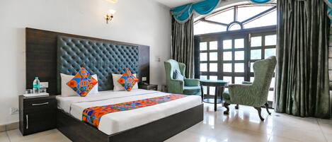 Egyptian cotton sheets, premium bedding, desk, free WiFi