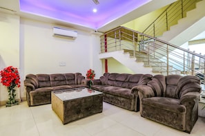 Lobby sitting area - Fabhotel The Kiara (New Delhi)