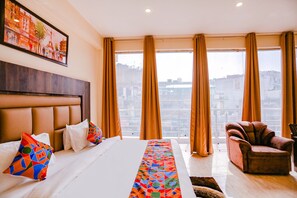 Egyptian cotton sheets, premium bedding, desk, soundproofing - Fabhotel The Kiara (New Delhi)