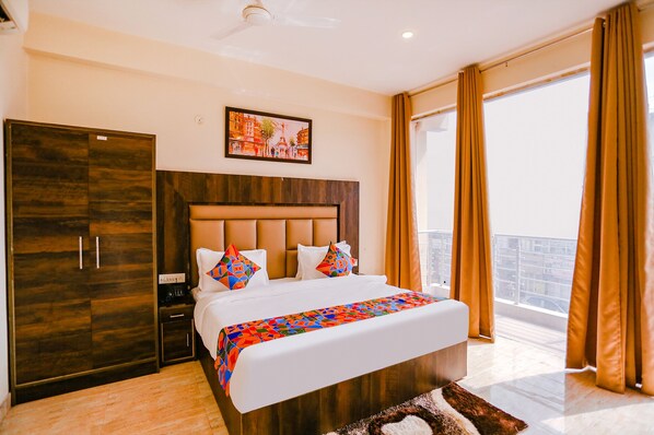 Egyptian cotton sheets, premium bedding, desk, soundproofing - Fabhotel The Kiara (New Delhi)