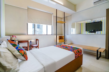 Egyptian cotton sheets, premium bedding, in-room safe, desk