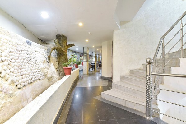 Lobby - Fabhotel F9 Mall Road (Dehradun)