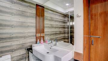Habitación Deluxe | Baño | Regadera, regadera tipo lluvia, amenidades de baño gratuitas, toallas