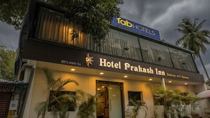 Hotel Prakash Inn com uma placa indicando TabHotels acima.