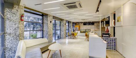 Coin salon dans le hall