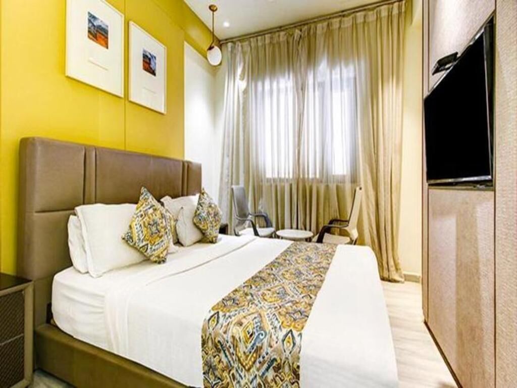 Egyptian cotton sheets, premium bedding, in-room safe, desk