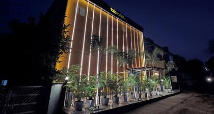 FabHotel Yellow Courtyard