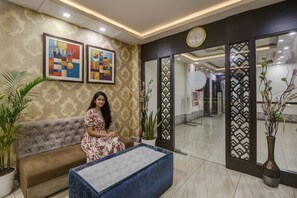 Lobby sitting area - Fabhotel Csfc (Bhopal)