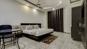 A modern bedroom with a bed, a desk, and a chair. - Fabhotel Csfc (Bhopal)