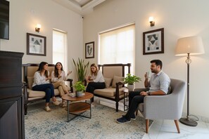 Lobby sitting area - Fabhotel K9 Villa (Ludhiana)