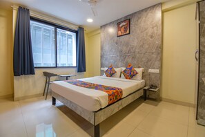 Egyptian cotton sheets, premium bedding, in-room safe, desk - Fabhotel Gargi Inn (Pune)