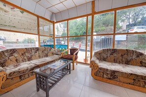 Lobby sitting area - FabHotel Sapphire (Dehradun)