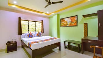 Egyptian cotton sheets, premium bedding, in-room safe, desk