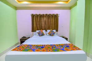 Egyptian cotton sheets, premium bedding, in-room safe, desk - Fabhotel Knight Airways (Guwahati)