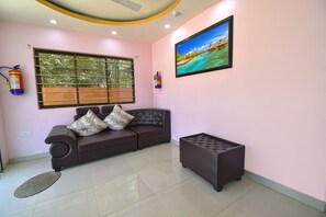 Lobby sitting area - Fabhotel Knight Airways (Guwahati)