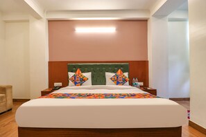ملاءات من القطن المصري وأغطية فراش متميزة وخزنة داخل الغرفة