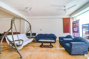 28-inch LCD TV with cable channels, TV - Fabhotel Lime Tree (New Delhi)