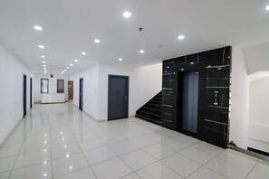 Lobby - Fabhotel Premium Kashi (Varanasi)