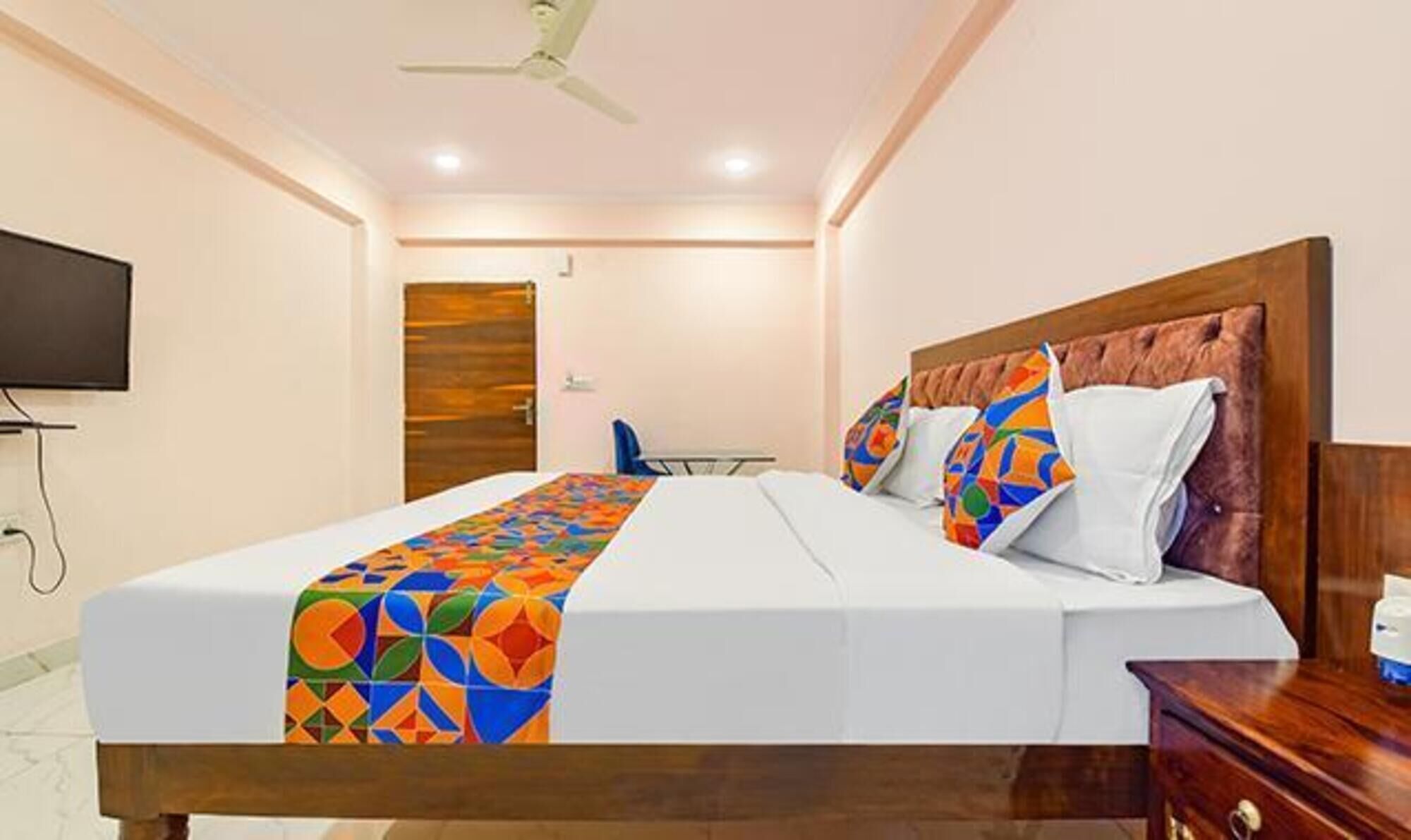 Egyptian cotton sheets, premium bedding, in-room safe, free WiFi