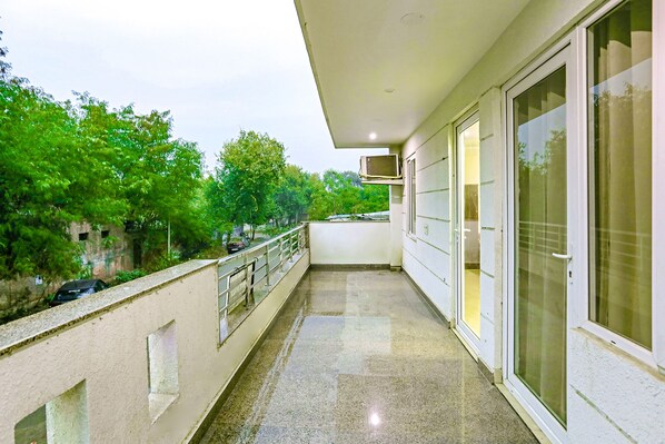 Balcony - Fabhotel White House Bnb (New Delhi)