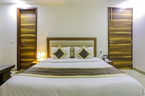 Egyptian cotton sheets, premium bedding, in-room safe, desk - Fabhotel White House Bnb (New Delhi)