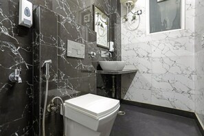 Shower, rainfall showerhead, free toiletries, towels - Fabhotel White House Bnb (New Delhi)