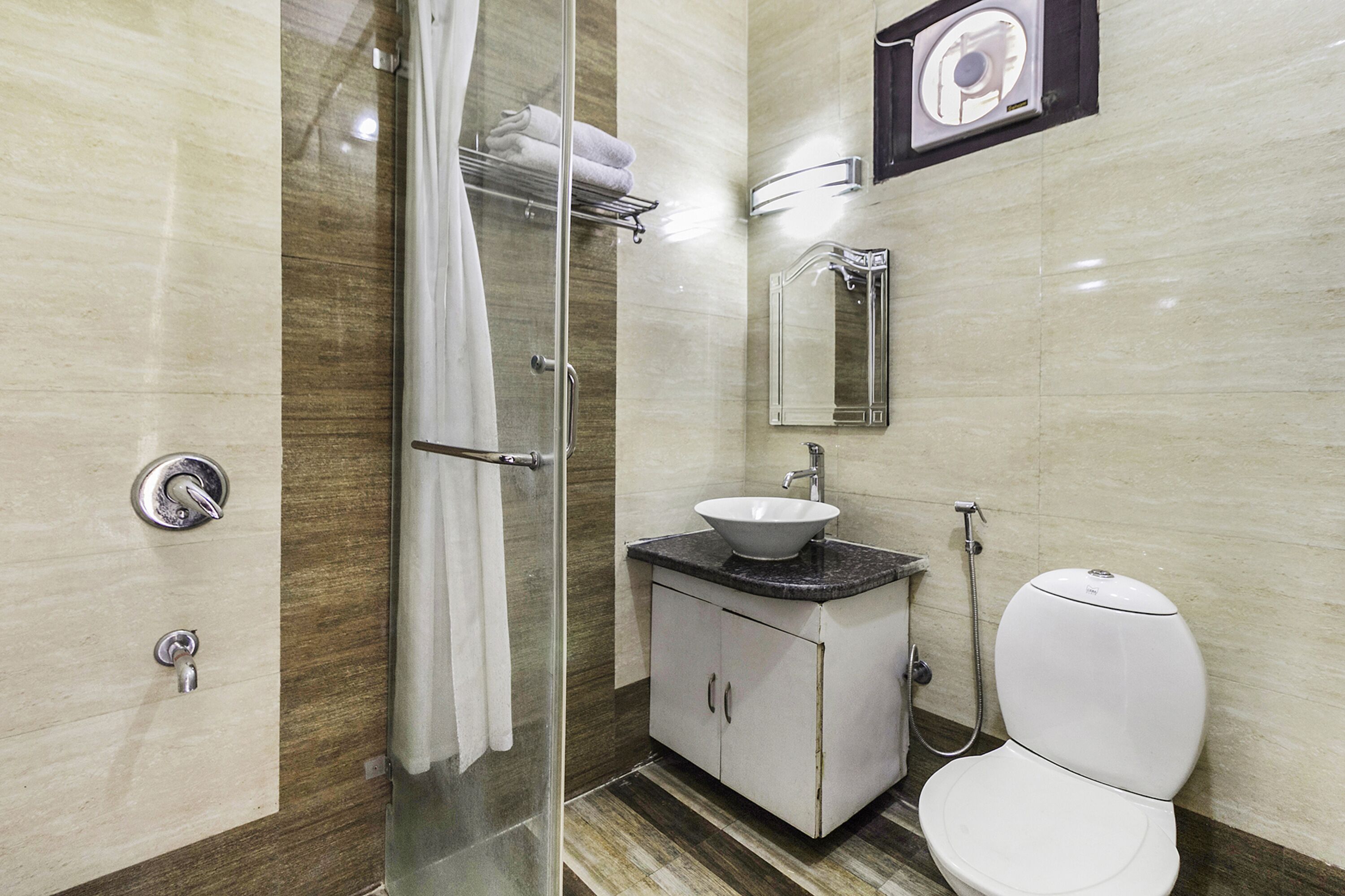 Camera familiare | Bagno | Doccia, soffione a pioggia, set di cortesia gratuito, asciugamani
