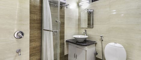 Chambre familiale | Salle de bain | Douche, douche cascade, articles de toilette (gratuits)