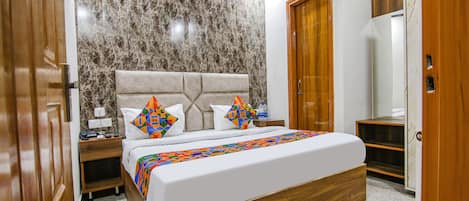 Deluxe Room | Egyptian cotton sheets, premium bedding, in-room safe, desk