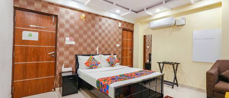 Egyptian cotton sheets, premium bedding, in-room safe, desk