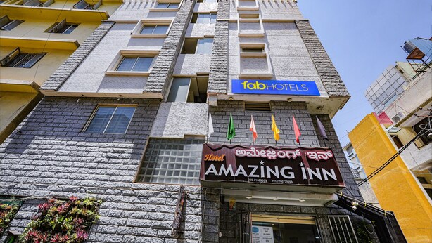 Ett hotell med en skylt som visar texten ”Amazing Inn” och en annan skylt ovanför med texten ”Tab Hotels”.