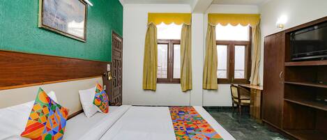 Egyptian cotton sheets, premium bedding, in-room safe, desk