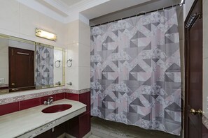Shower, rainfall showerhead, free toiletries, towels