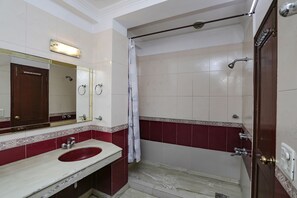 تجهيزات دش، دُش غزير، مستلزمات مجانية للعناية الشخصية، مناشف
