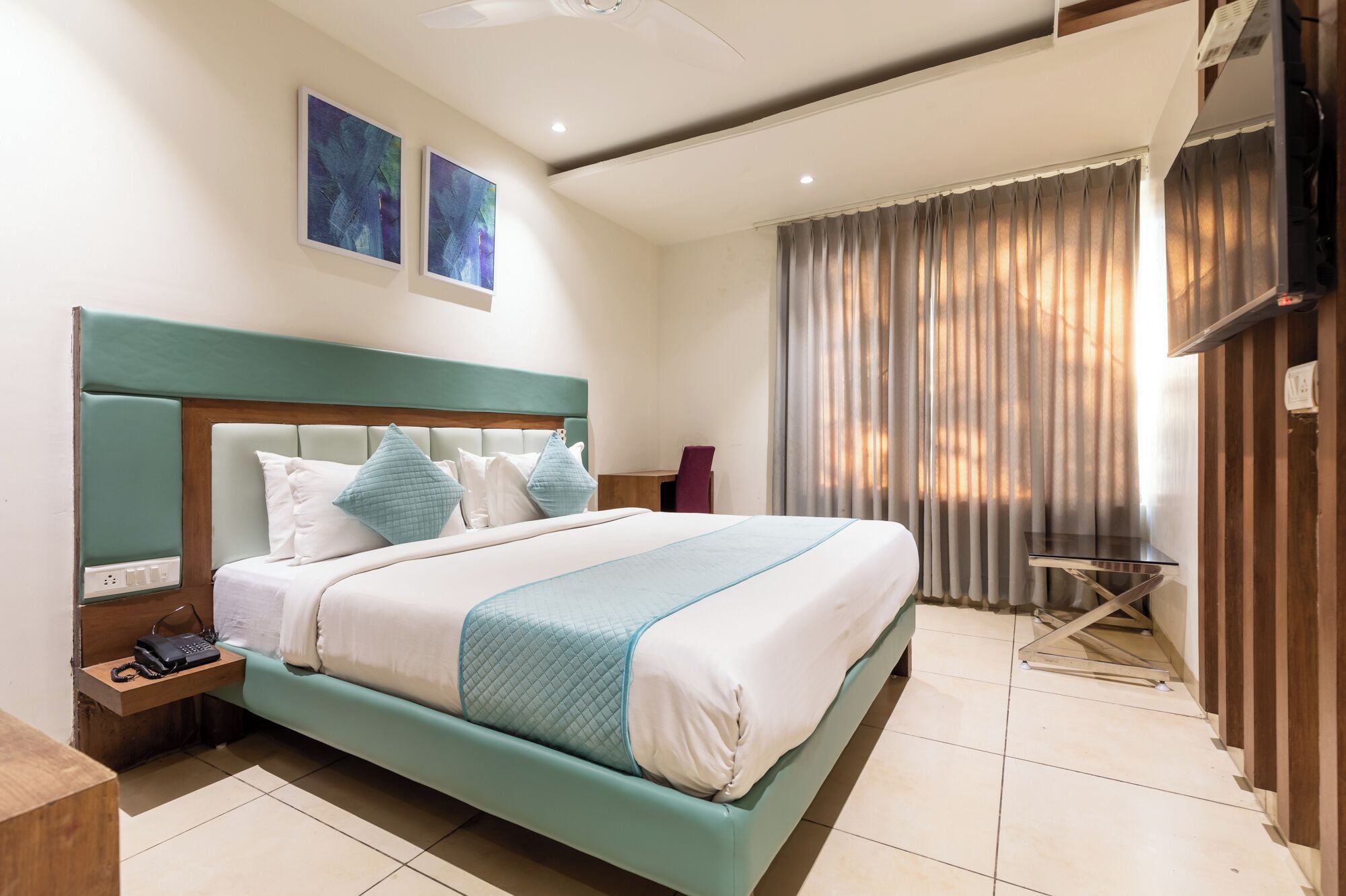 Premium Room | Egyptian cotton sheets, premium bedding, in-room safe, desk