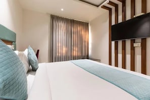 Egyptian cotton sheets, premium bedding, in-room safe, desk