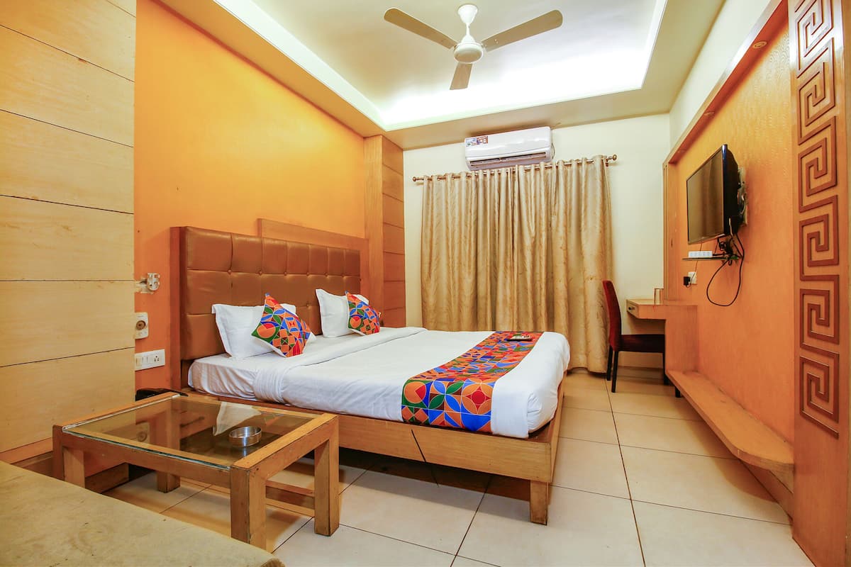 Premium Room | Egyptian cotton sheets, premium bedding, in-room safe, desk