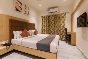 Deluxe Room | Egyptian cotton sheets, premium bedding, in-room safe, desk - Fabhotel The Oasis (Bhopal)